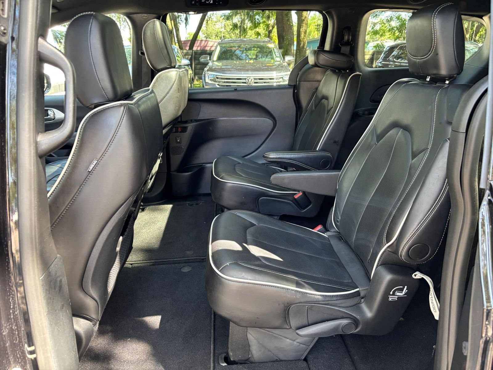 Used 2025 Chrysler Pacifica Limited FWD image 43