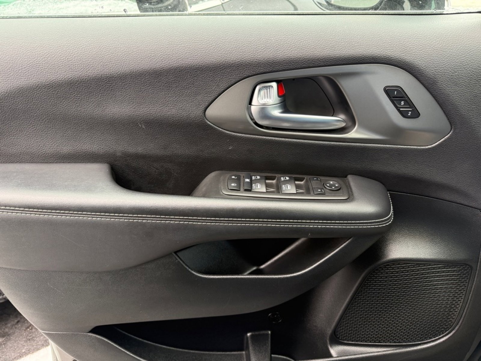 Used 2025 Chrysler Pacifica Select image 38