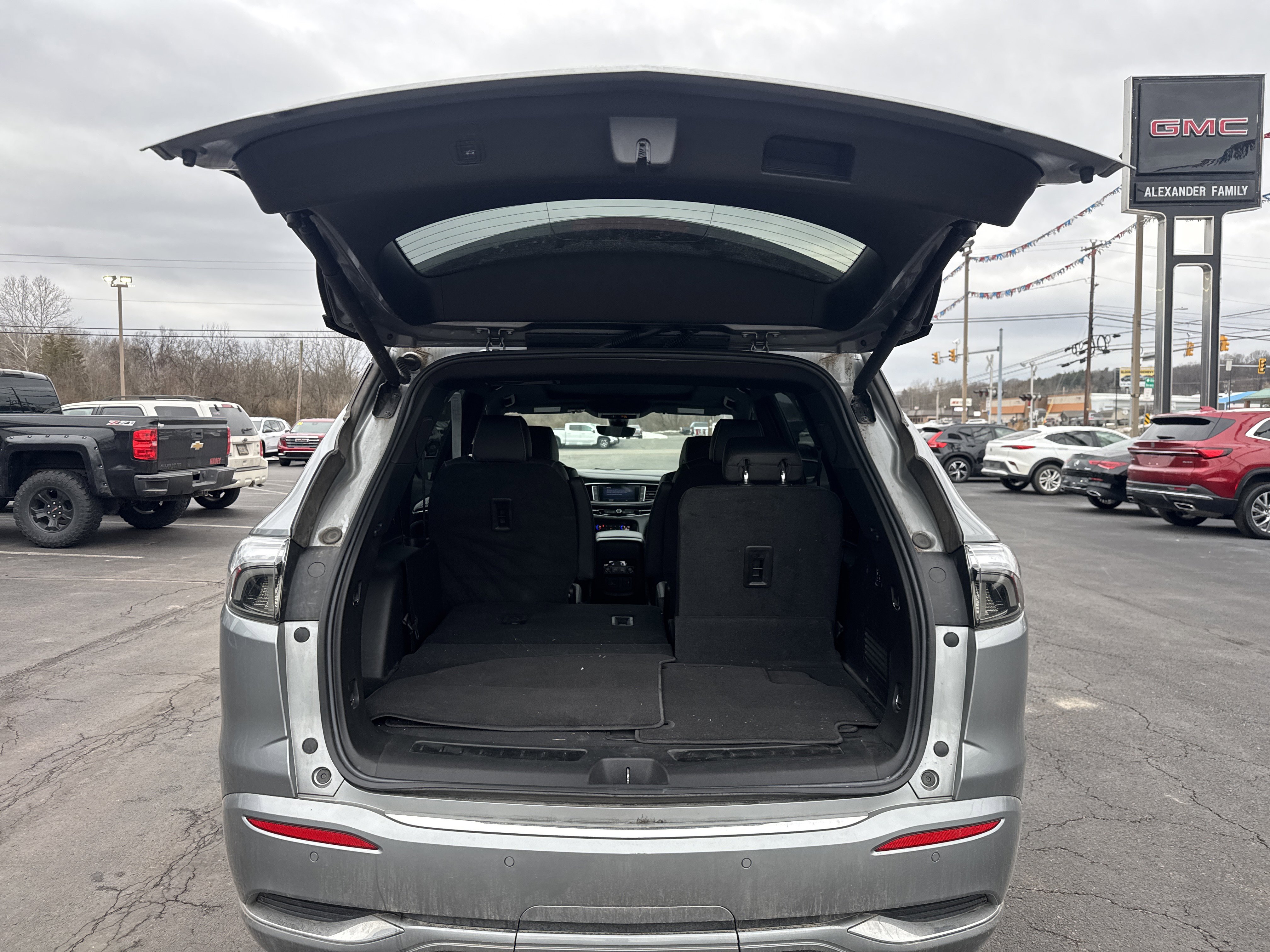 Used 2023 Buick Enclave Avenir image 5