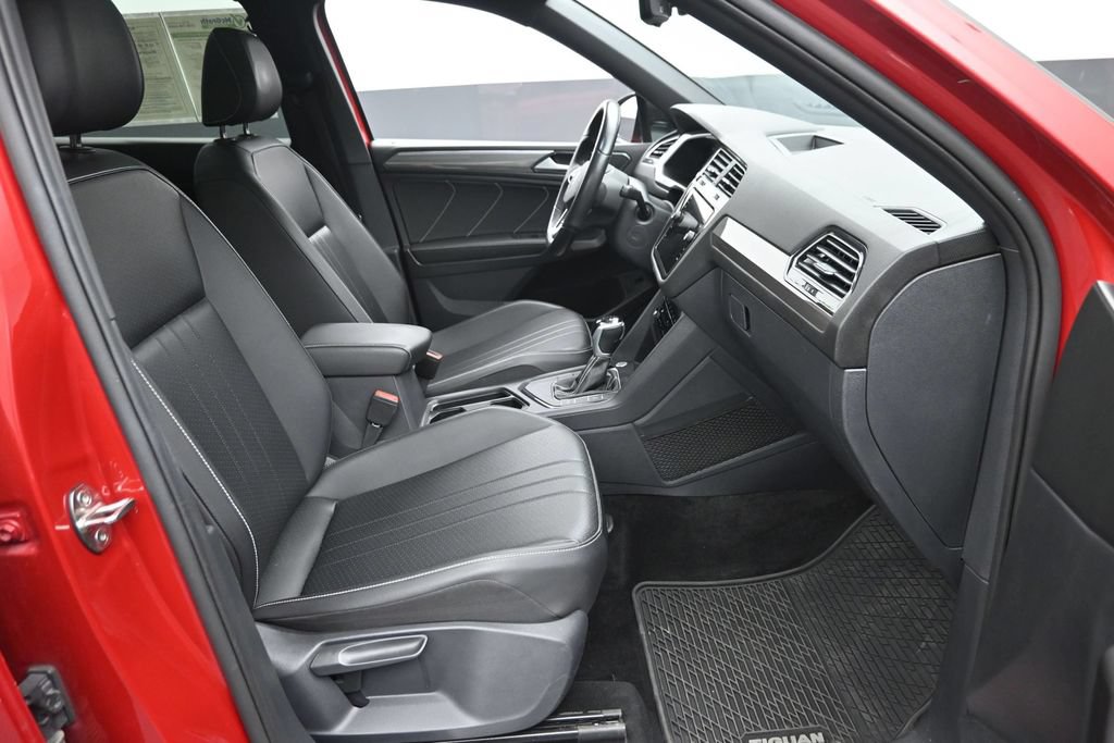 Used 2024 Volkswagen Tiguan SE R-Line FWD image 9