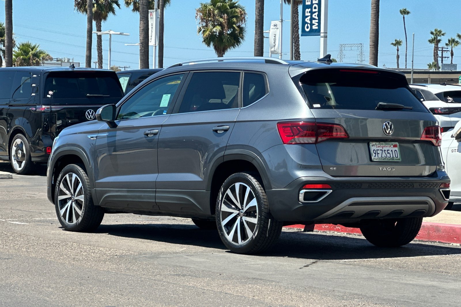 Used 2023 Volkswagen Taos SE FWD image 6