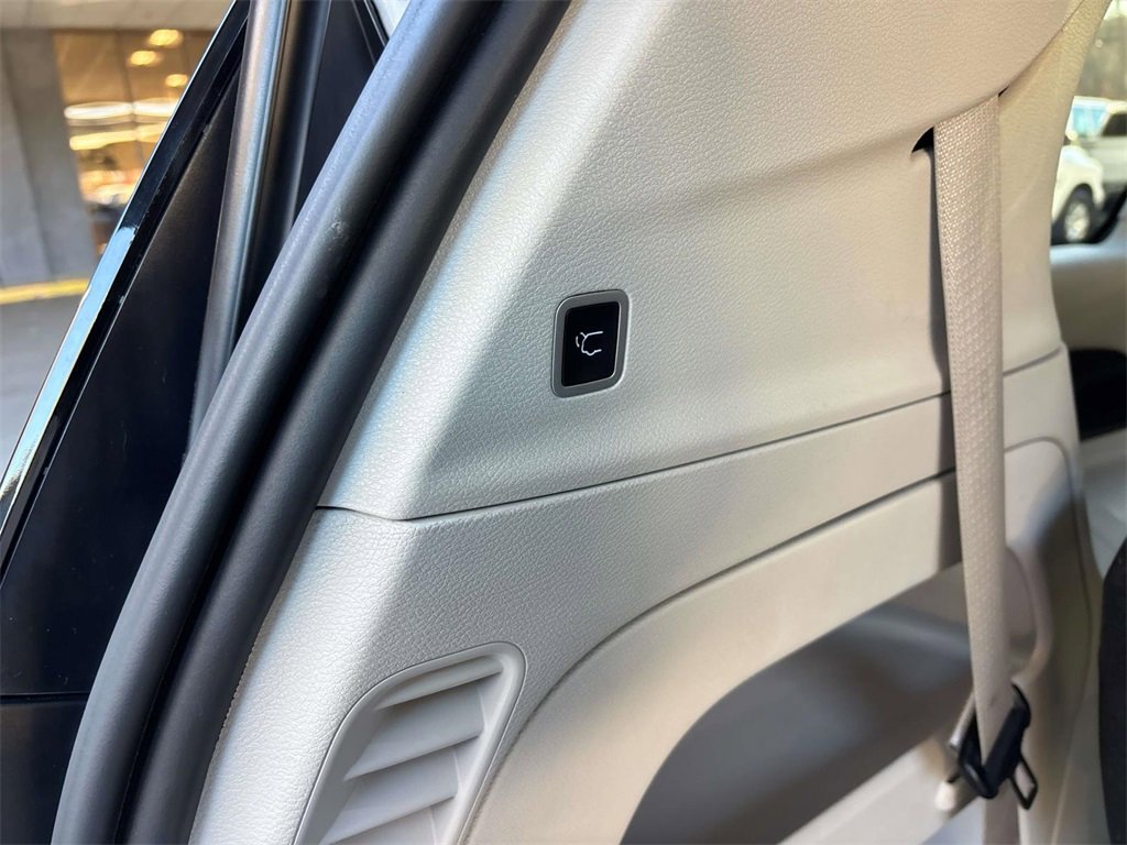 Used 2024 Chrysler Pacifica Touring-L image 16