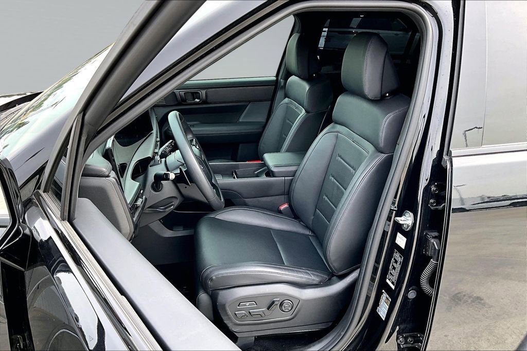 Used 2025 Hyundai Santa Fe Calligraphy AWD/4WD image 3