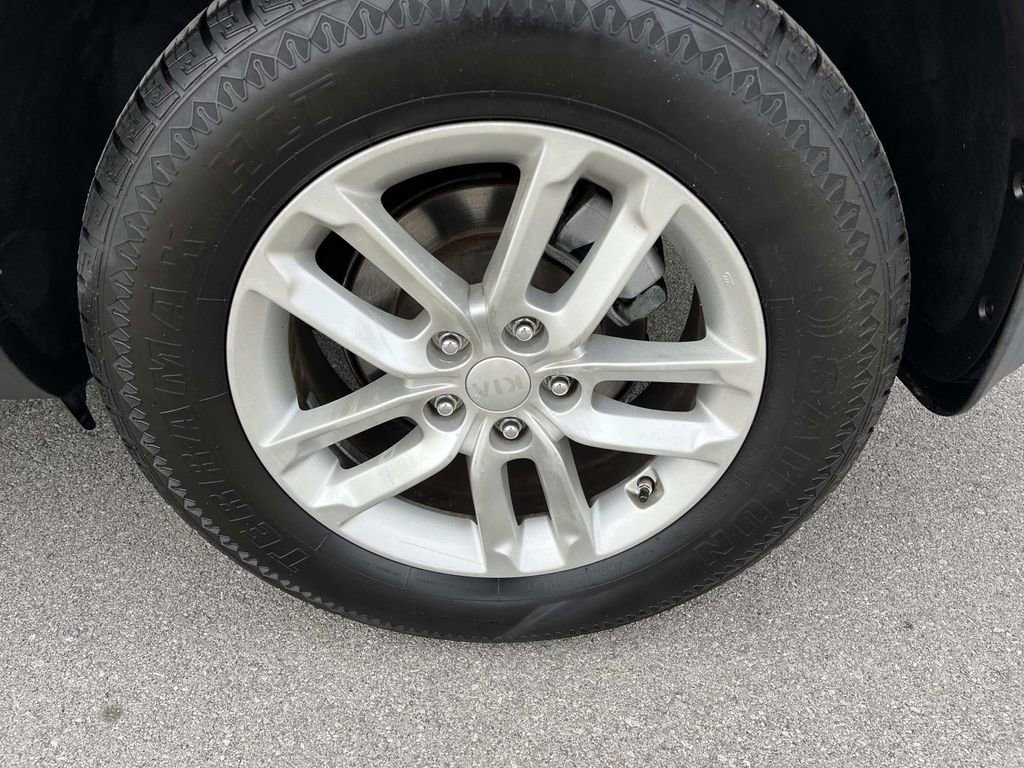 Used 2015 Kia Sorento LX image 11