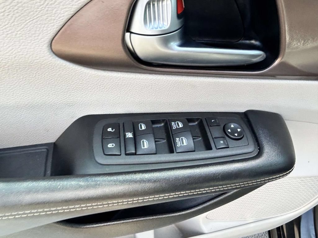 Used 2022 Chrysler Voyager LX FWD image 13