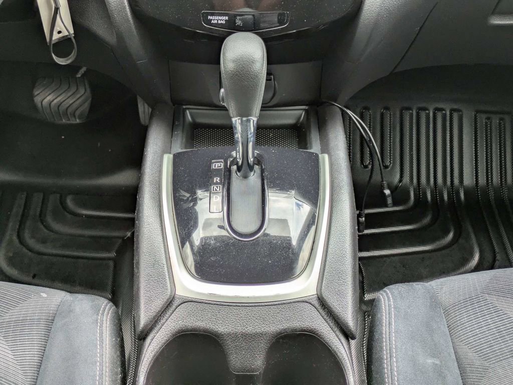 Used 2015 Nissan Rogue S image 18