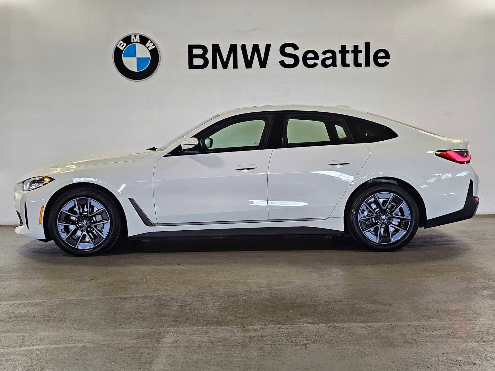 Used 2023 BMW i4 eDrive35 RWD image 3