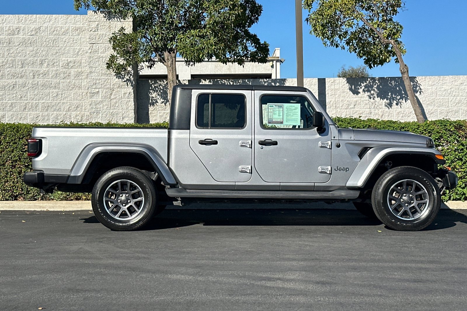 Used 2020 Jeep Gladiator Overland image 3