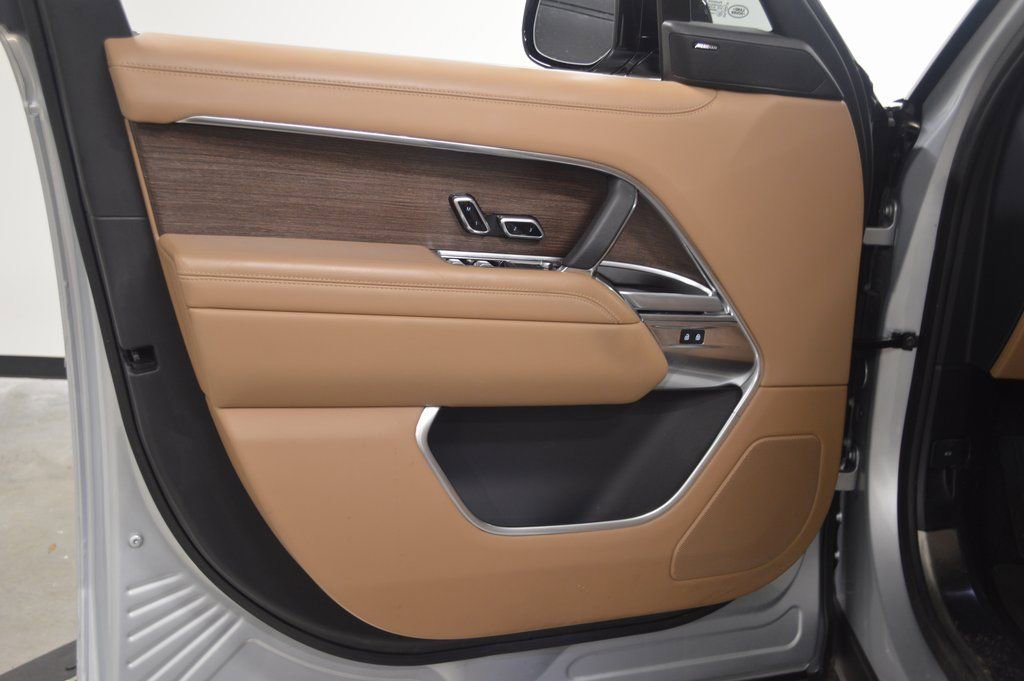 Used 2024 Land Rover Range Rover Long Wheelbase SE image 13