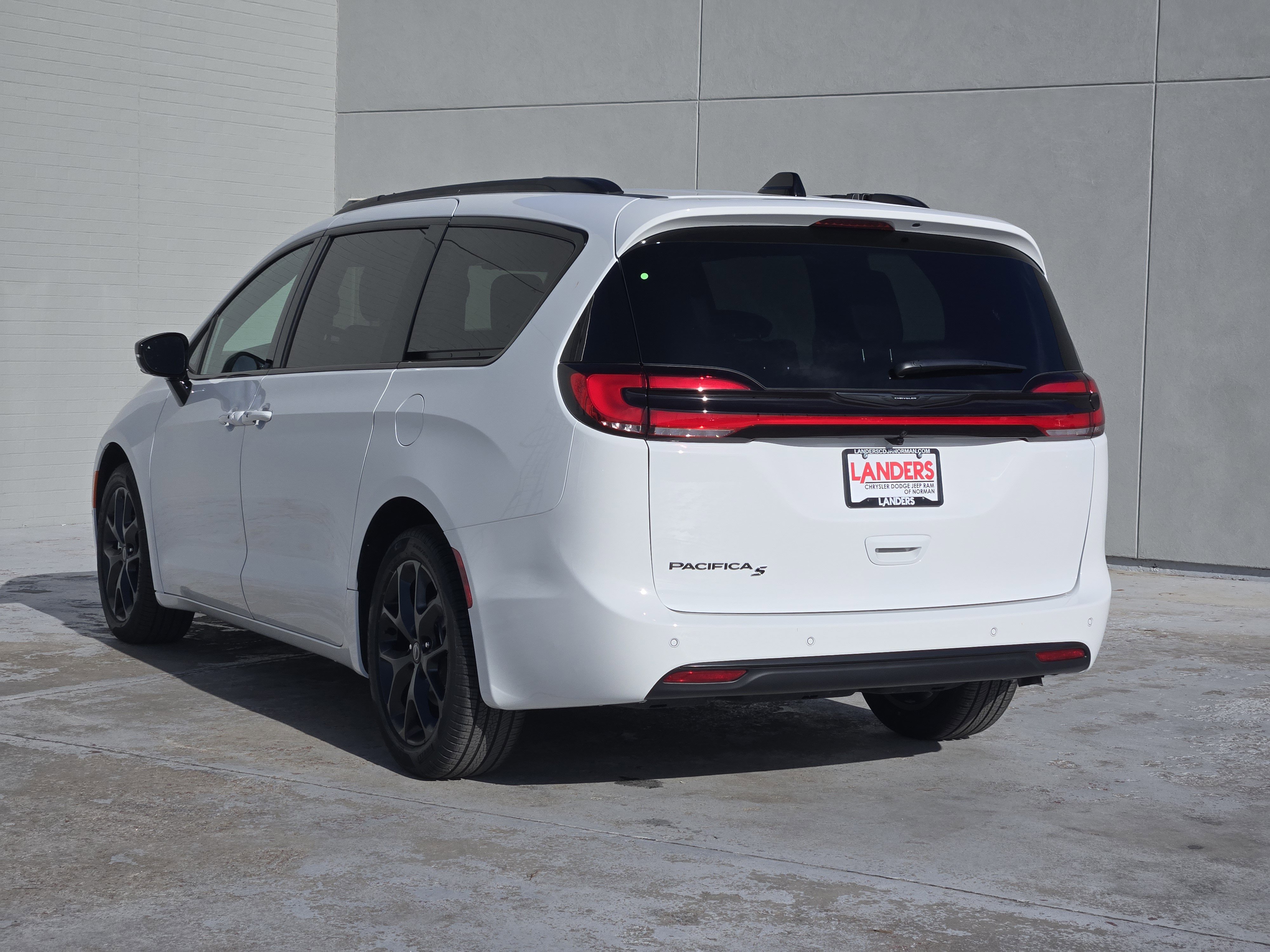 New 2026 Chrysler Pacifica Select w/ S Appearance Package image 3