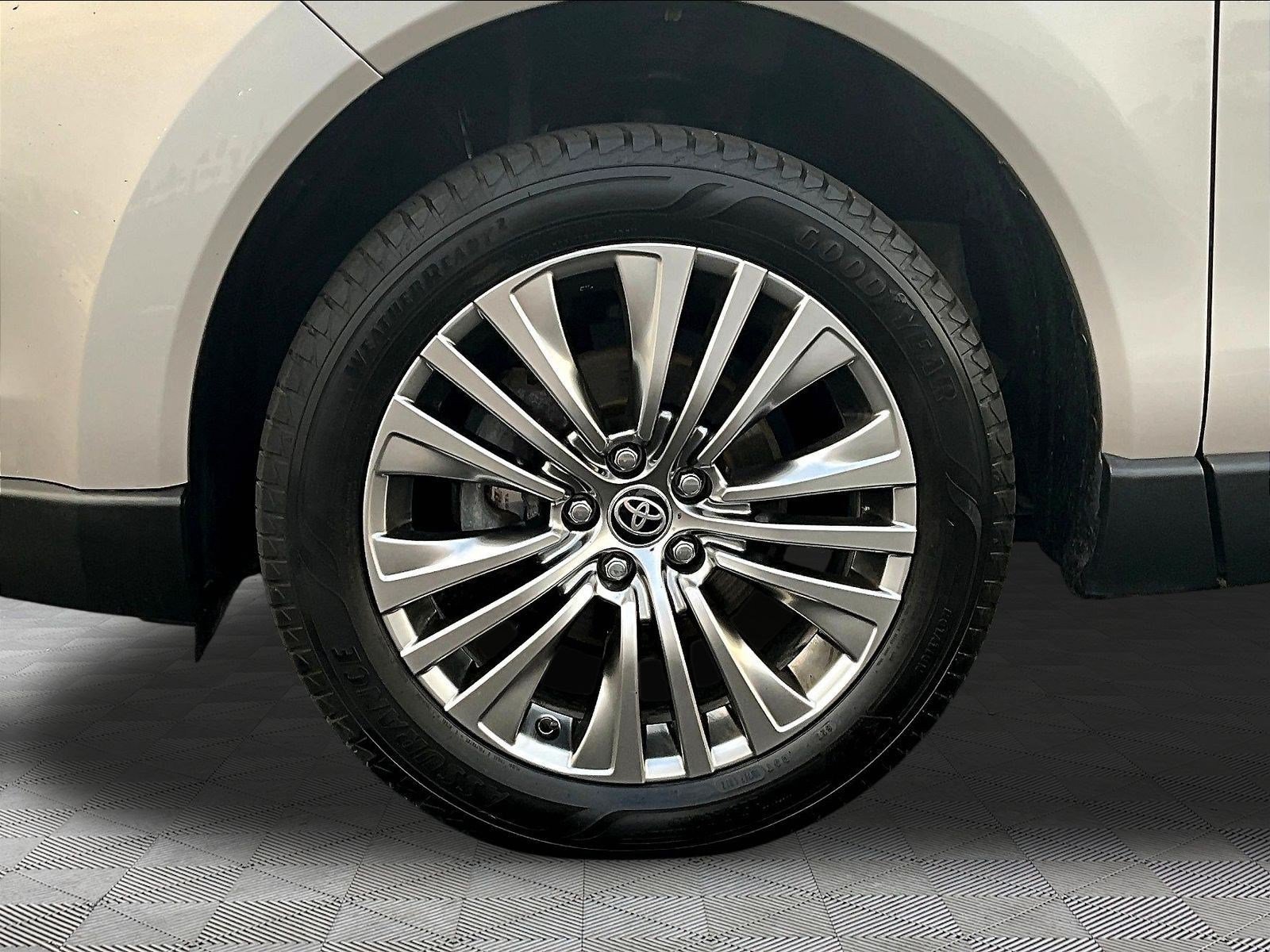 Used 2024 Toyota Venza XLE AWD/4WD image 34