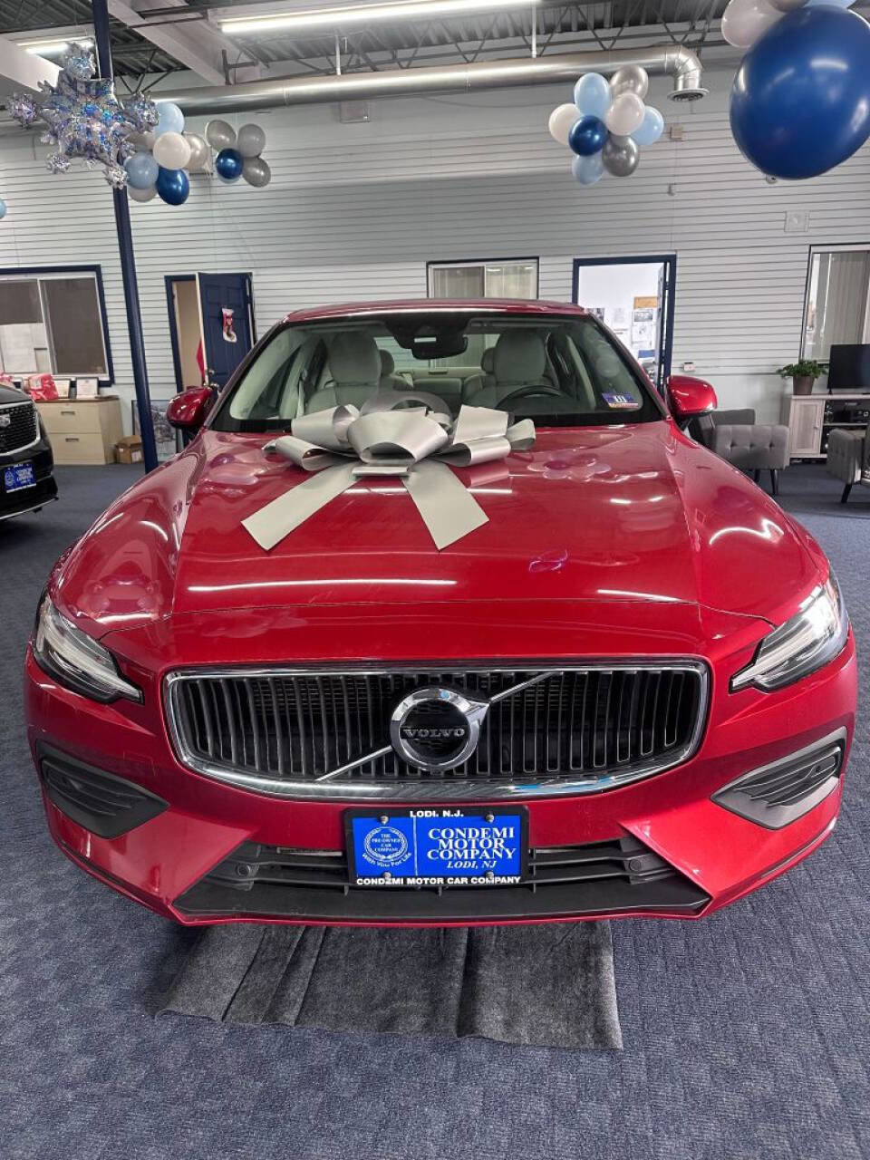 Used 2020 Volvo S60 T5 Momentum image 1