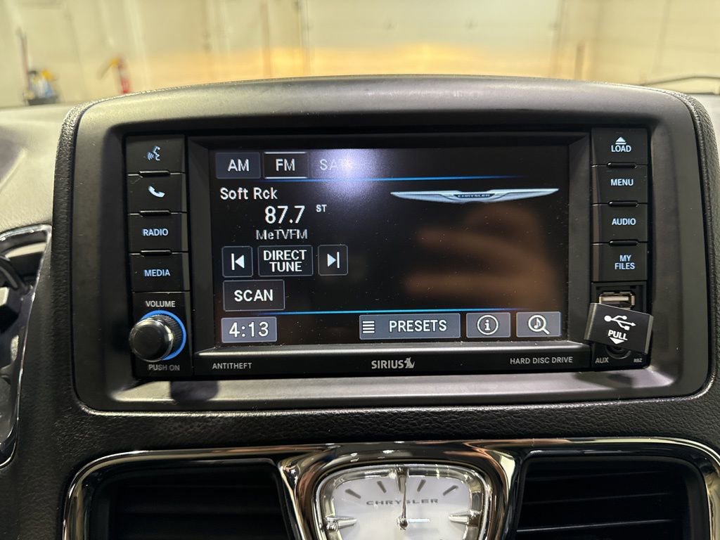 Used 2015 Chrysler Town & Country Touring image 20