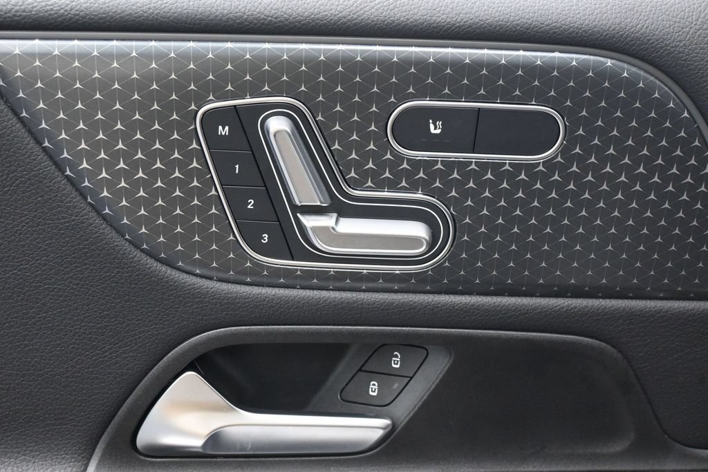 Used 2025 Mercedes-Benz GLB 250 image 14