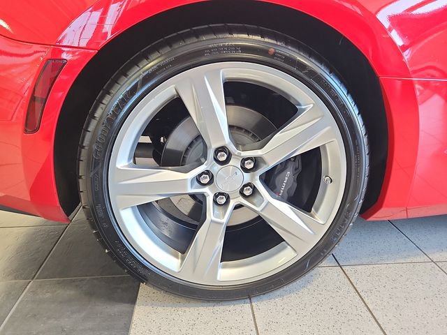 Used 2018 Chevrolet Camaro SS RWD image 7