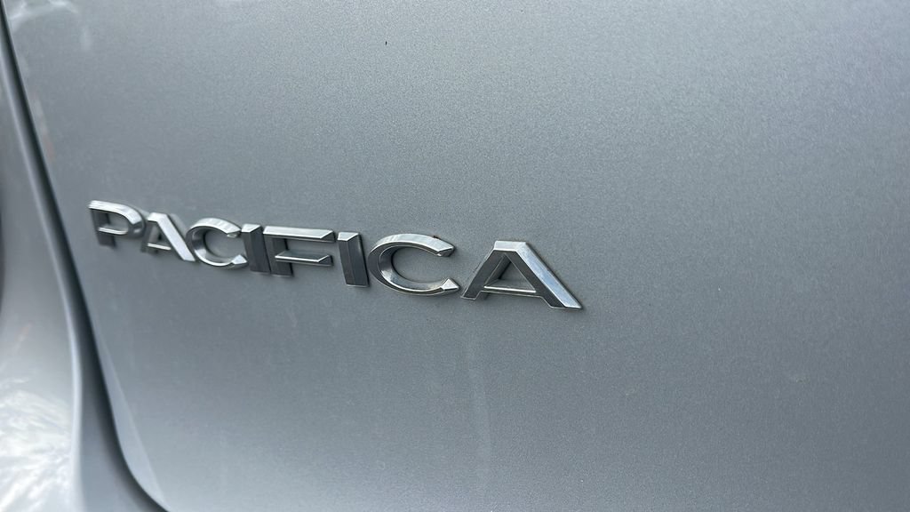 Used 2024 Chrysler Pacifica Touring-L FWD image 9