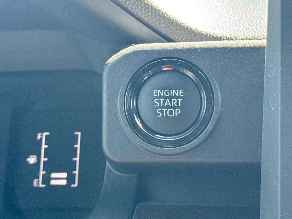Used 2025 Toyota Tacoma SR5 AWD/4WD image 18