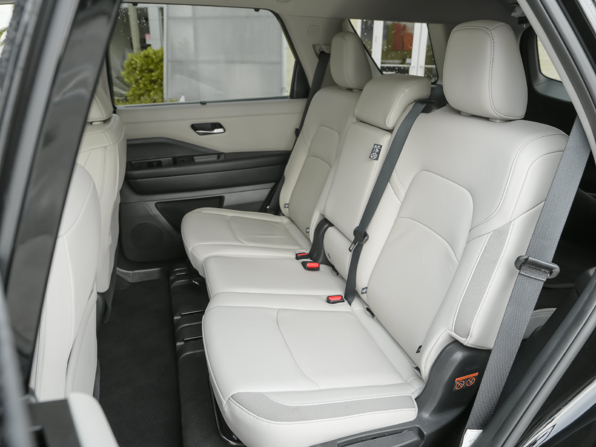 Used 2025 Nissan Pathfinder SL FWD image 7