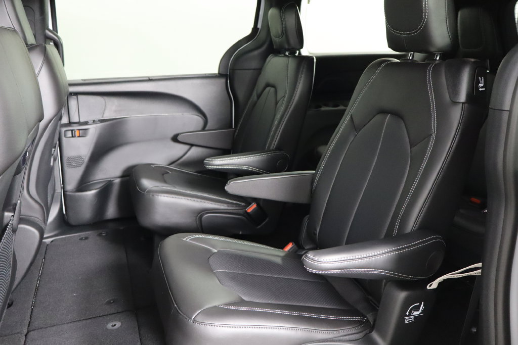 New 2026 Chrysler Pacifica Select FWD image 18