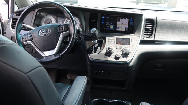 Used 2017 Toyota Sienna SE Premium FWD image 35