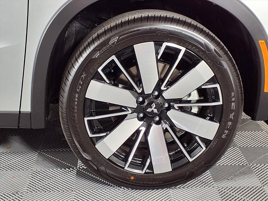 Used 2025 Mitsubishi Outlander SE image 30