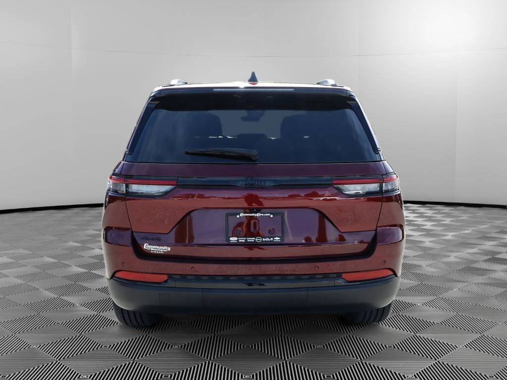 Used 2025 Jeep Grand Cherokee Altitude AWD/4WD image 5