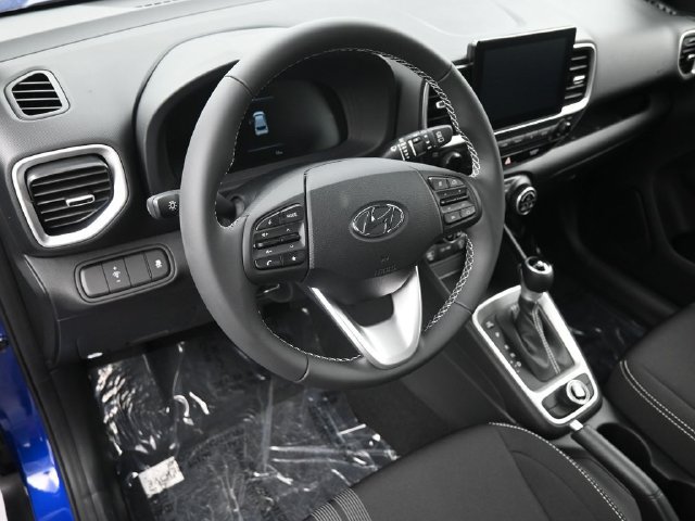 Used 2025 Hyundai Venue SEL FWD image 17