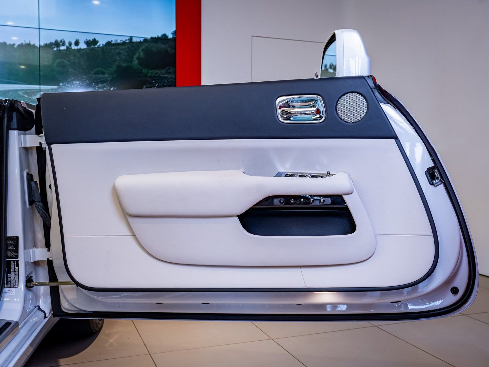 Used 2018 Rolls-Royce Dawn image 8