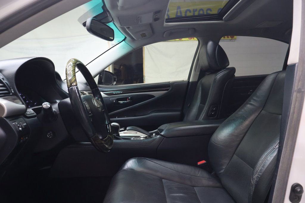 Used 2016 Lexus LS 460 w/ Comfort Package RWD image 17
