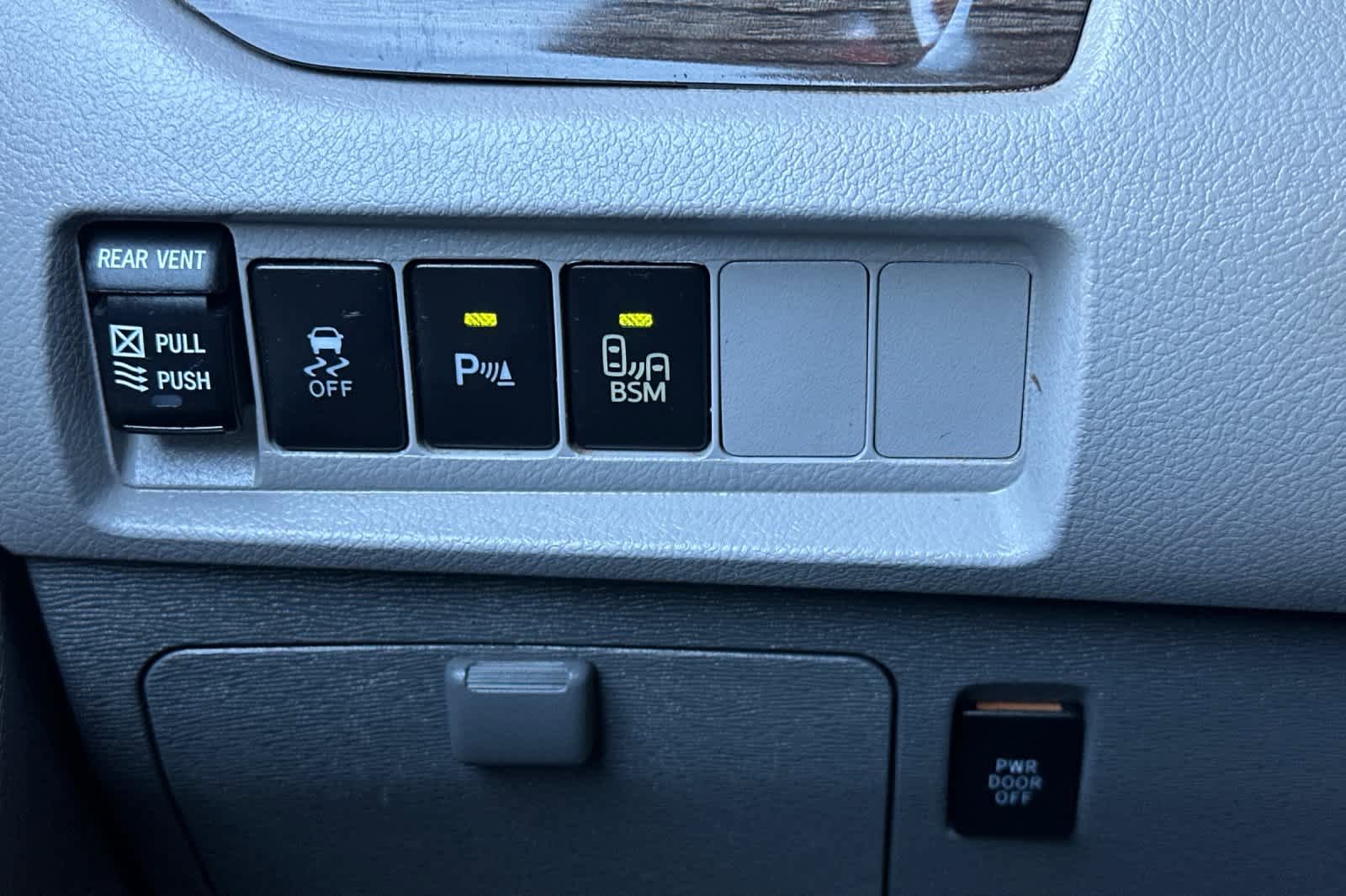 Used 2015 Toyota Sienna XLE w/ XLE Navigation Package FWD image 32