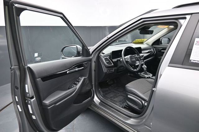 Used 2025 Kia Seltos S FWD image 12