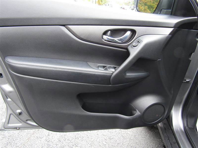 Used 2016 Nissan Rogue S image 9