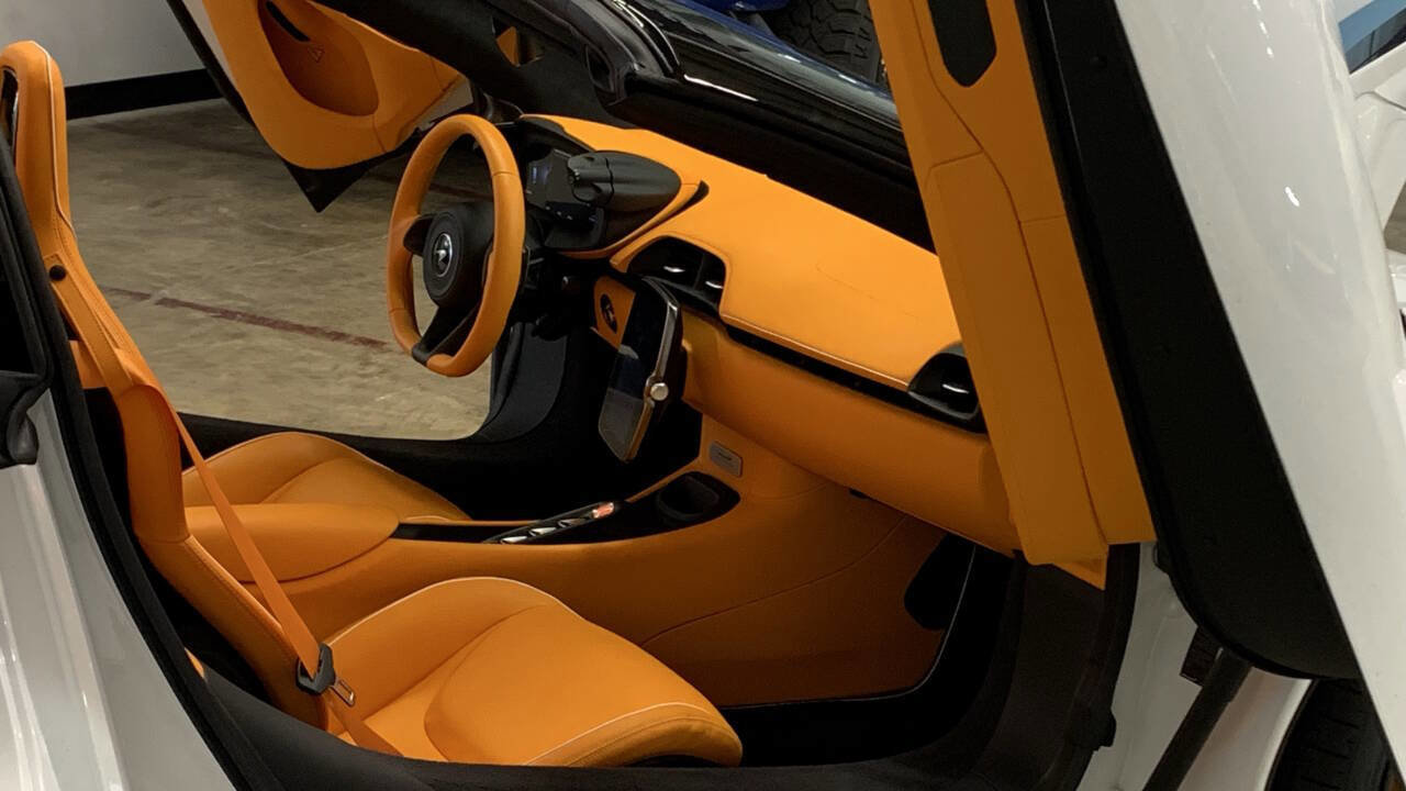 Used 2025 McLaren Artura Spider image 3