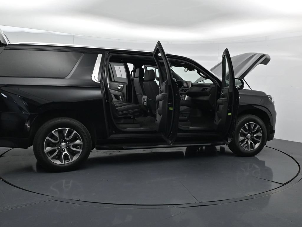 Used 2024 Chevrolet Suburban LT w/ LT Signature Plus Package RWD image 39