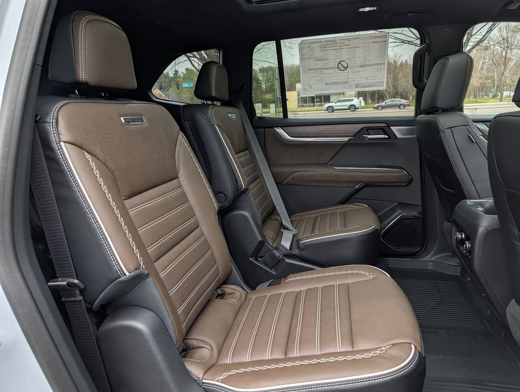 New 2026 GMC Acadia Denali Ultimate w/ LPO, Floor Liner Package AWD/4WD image 28