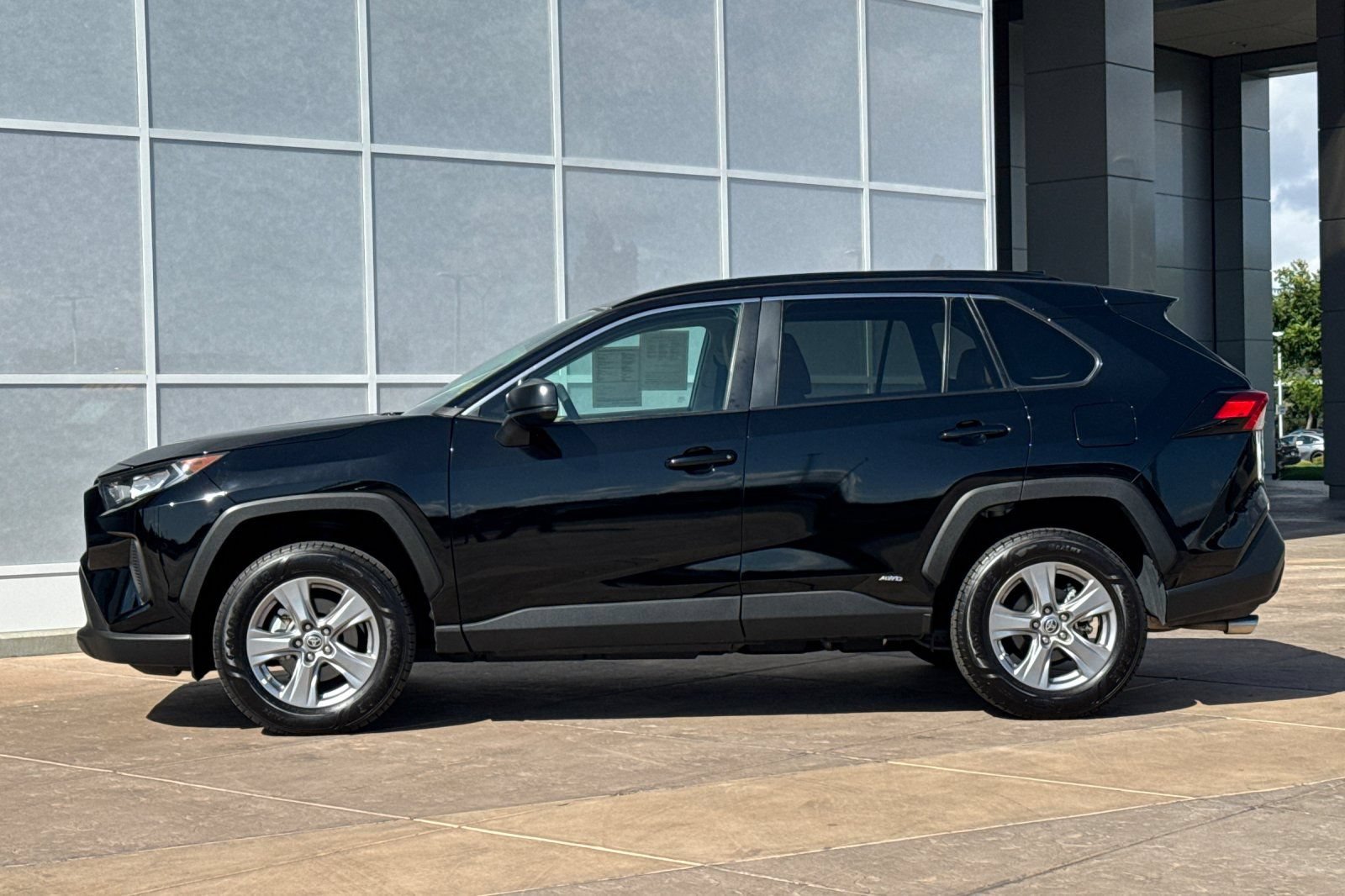 Certified 2022 Toyota RAV4 LE AWD/4WD image 8