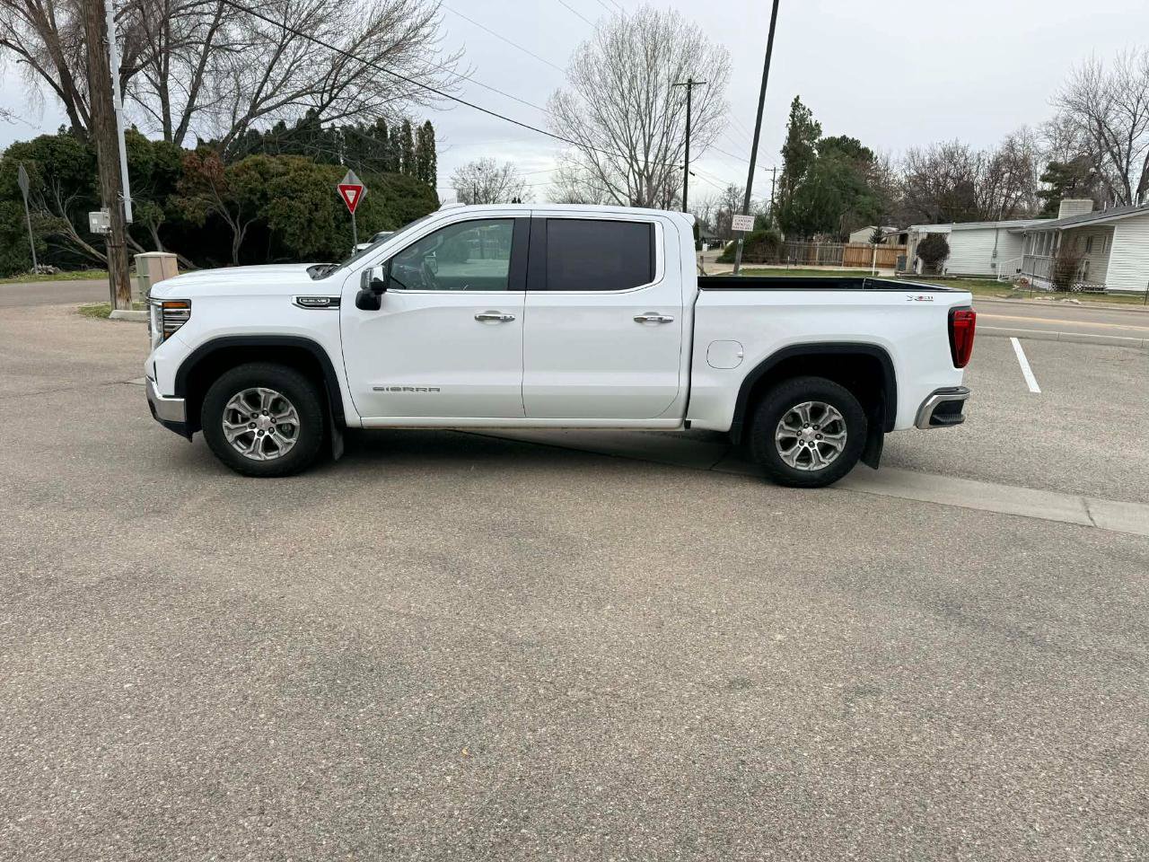 Used 2023 GMC Sierra 1500 SLT image 2