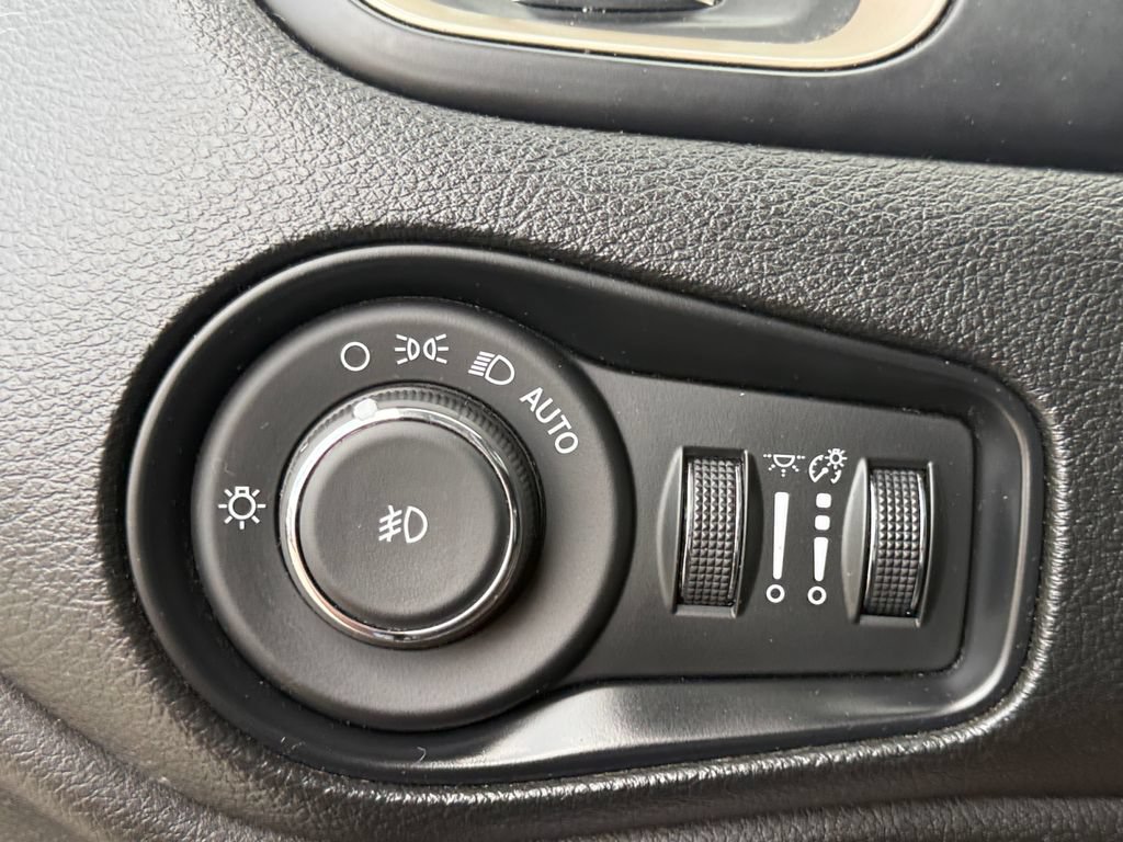 Used 2017 Jeep Renegade Latitude w/ Cold Weather Group AWD/4WD image 32