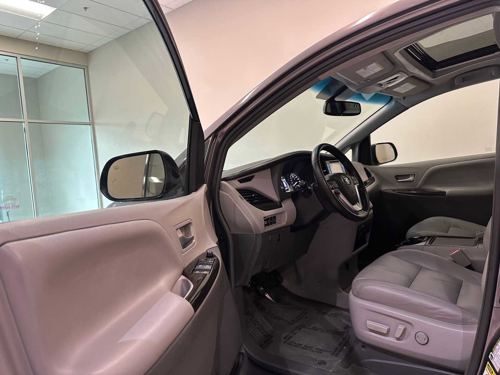 Used 2015 Toyota Sienna XLE w/ XLE Navigation Package image 23