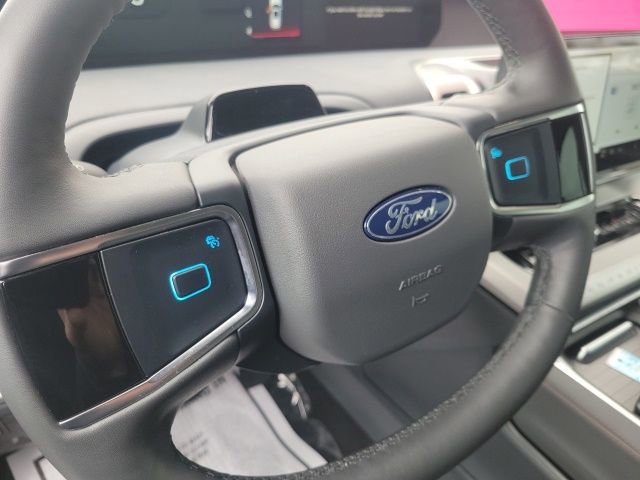 Used 2025 Ford Expedition Active AWD/4WD image 17