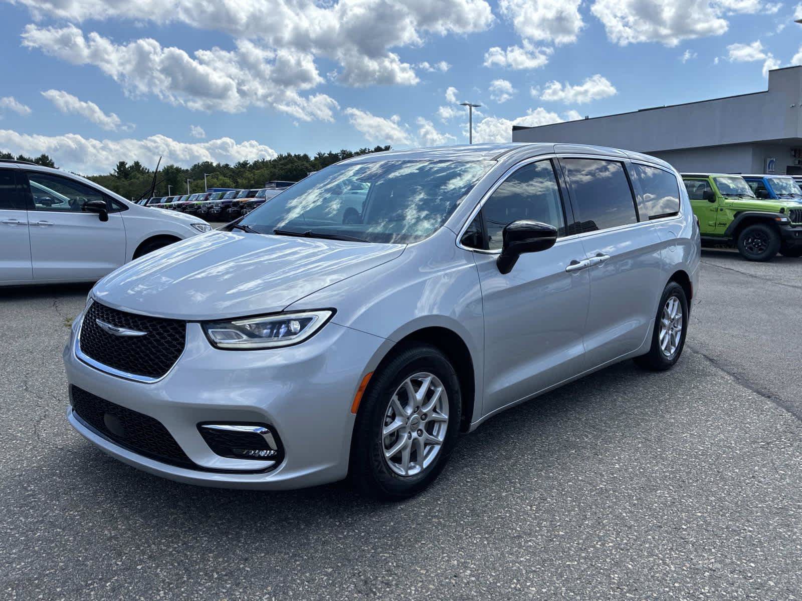 Certified 2024 Chrysler Pacifica Touring-L FWD image 3