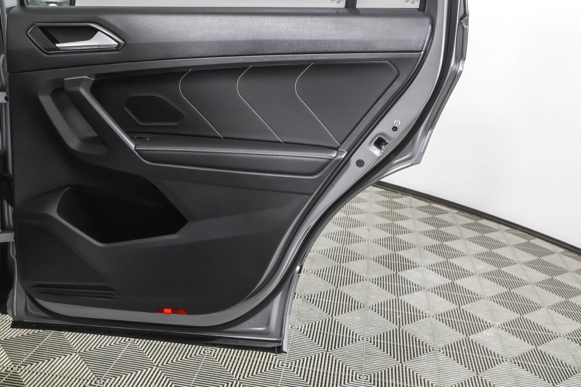 Used 2022 Volkswagen Tiguan SE R-Line image 41