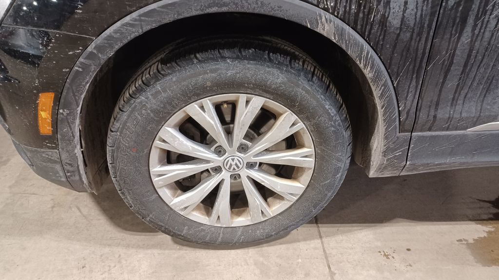 Used 2018 Volkswagen Tiguan SE w/ Panoramic Sunroof Package image 4