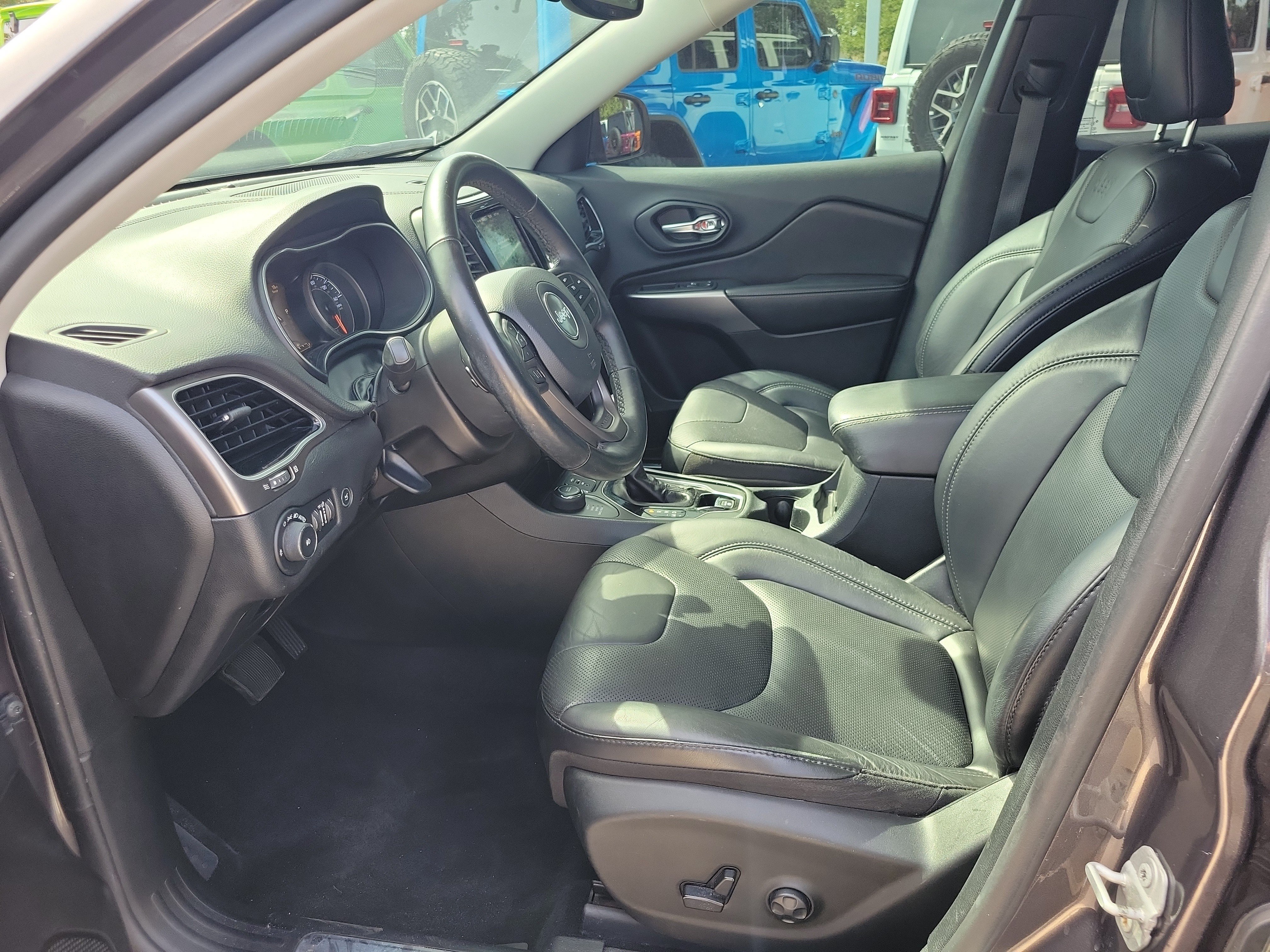 Used 2019 Jeep Cherokee Limited w/ Trailer Tow Group AWD/4WD image 18