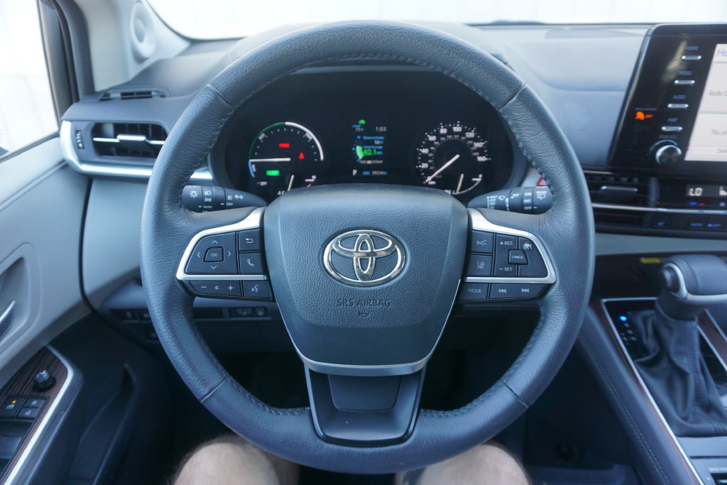 Used 2024 Toyota Sienna XLE FWD image 3