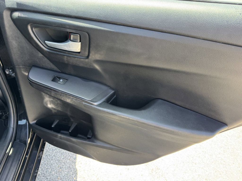 Used 2015 Toyota Camry SE FWD image 11