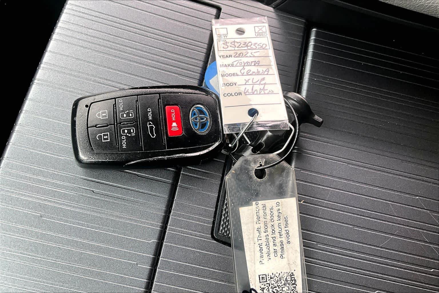 Used 2025 Toyota Sienna XLE FWD image 15