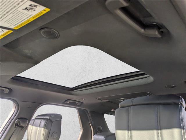 Used 2024 Land Rover Discovery Metropolitan Edition image 16