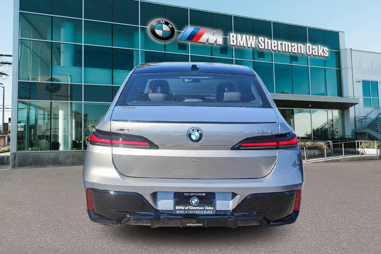 New 2026 BMW 750e xDrive w/ Premium Package image 10