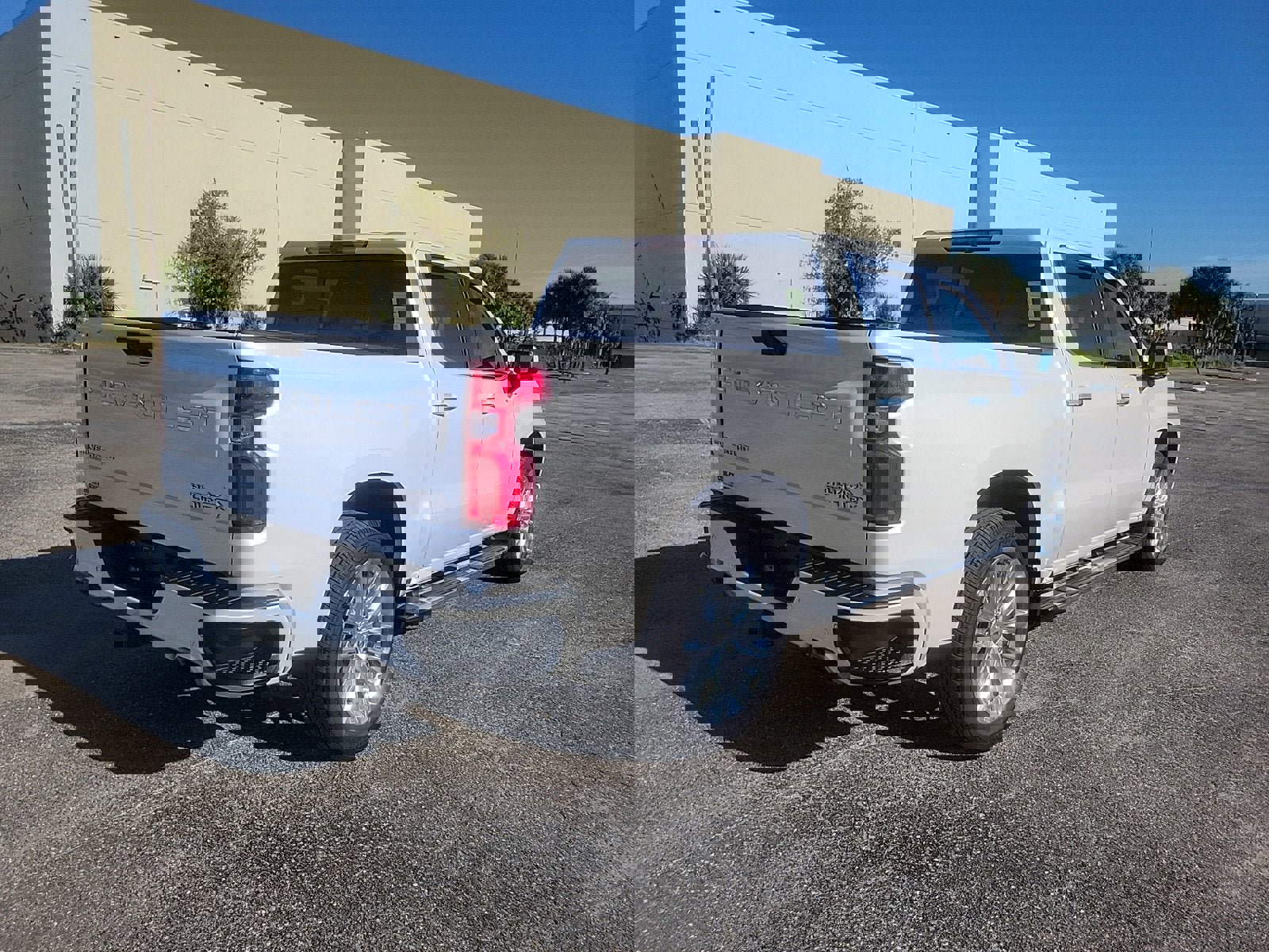 Used 2020 Chevrolet Silverado 1500 High Country w/ Technology Package image 6